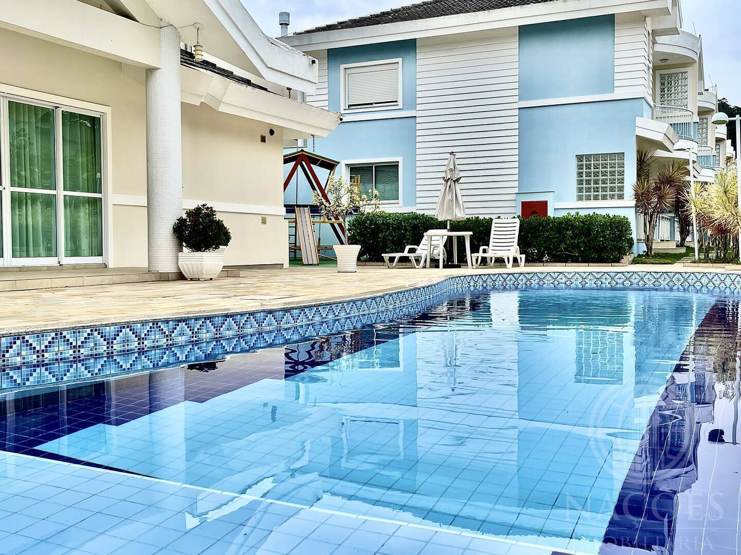 Casa, 4 quartos, 220 m² - Foto 1