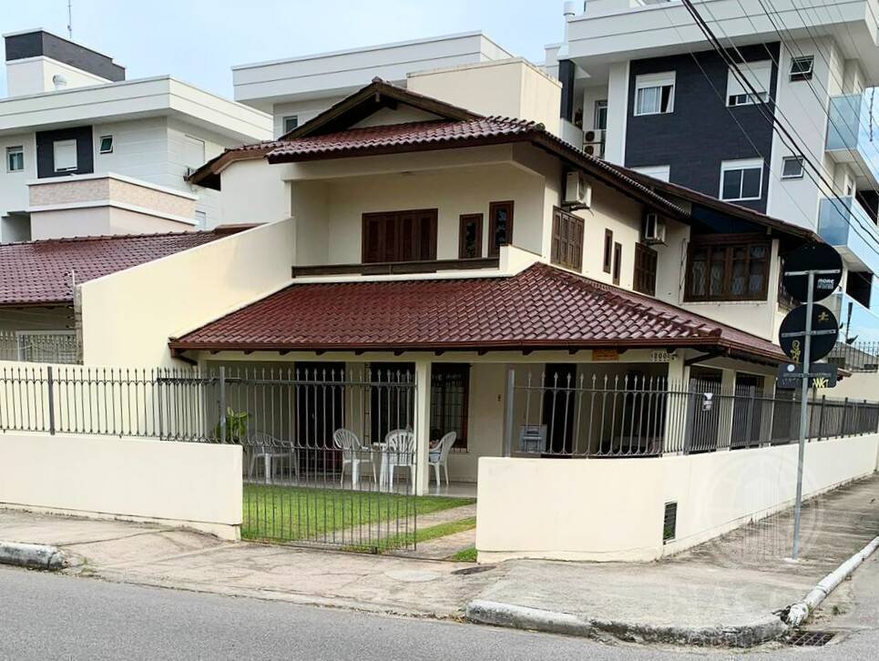 Casa, 6 quartos, 180 m² - Foto 1